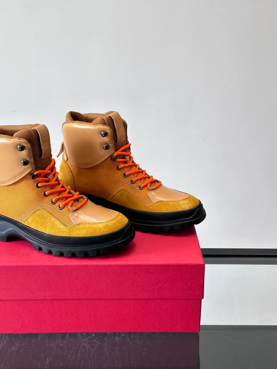 Men's shoes 💰960 Ferragamo's thick-soled lace-up short boots are made of suede + fabric splicing. They have a delicate texture and are breathable. The black rubber thick soles are wear-resistant and have strong traction. They can be worn every day outdoors! The shoelaces are super vibrant and the metal fastener details are perfect. The boot shaft is adjustable, comfortable and stable to wear. It goes well with workwear style or casual style in autumn and winter. It is warm and fashionable. It is suitable for outdoor activities or daily commuting! size: 39-44 (customized at 38.45.46)